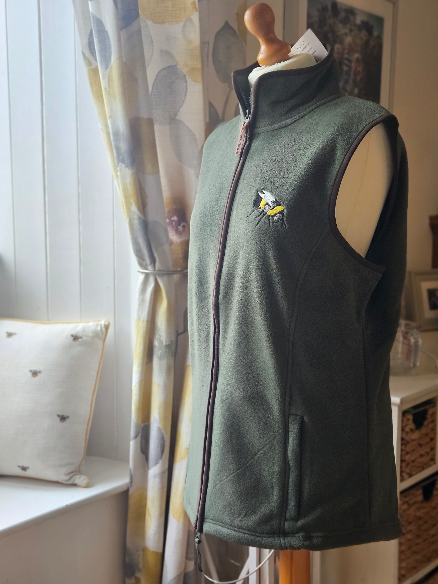Embroidered BEE Gilet π- (Men's)