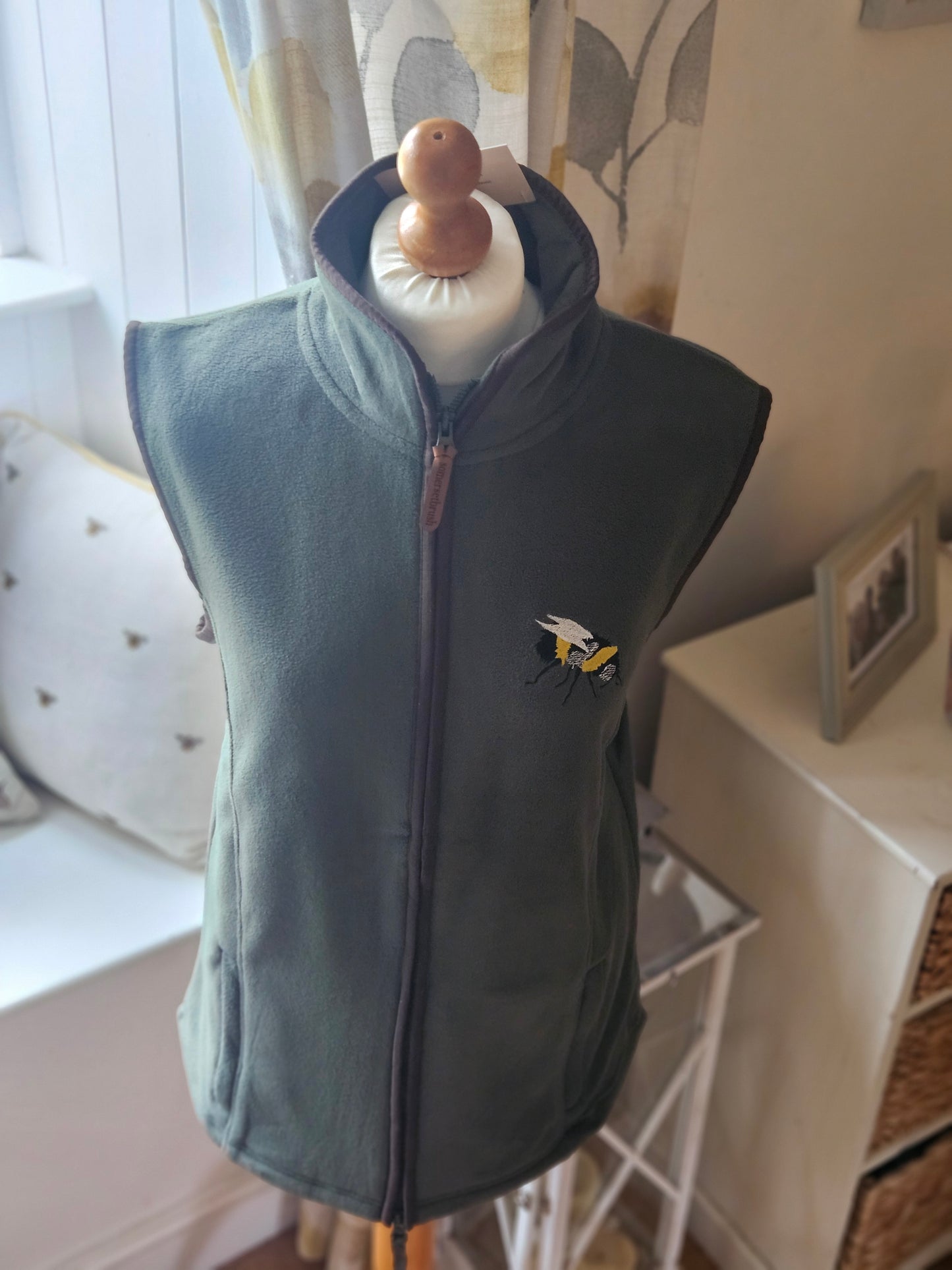 Embroidered BEE Gilet π- (Men's)